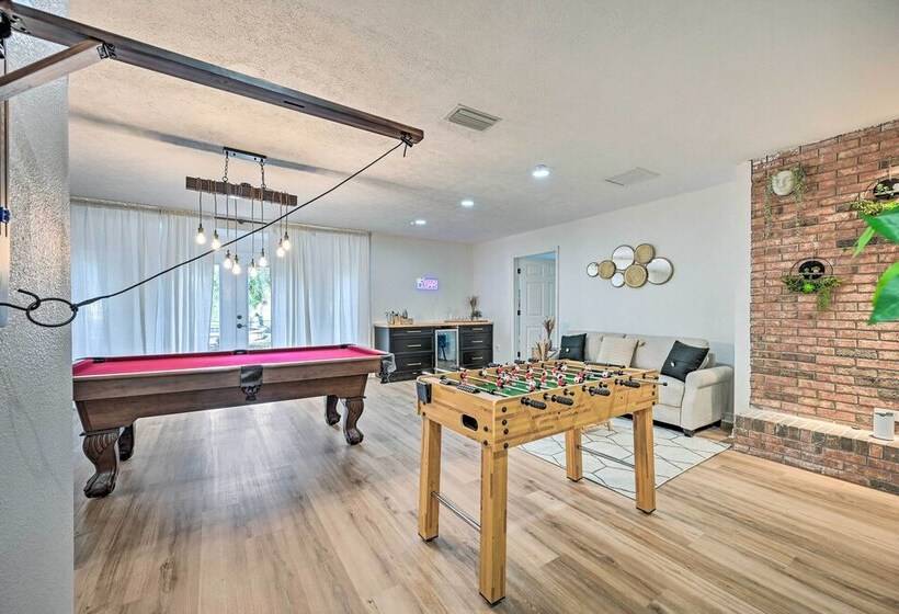 Luxe Brandon Oasis W/ Private Pool & Hot Tub!