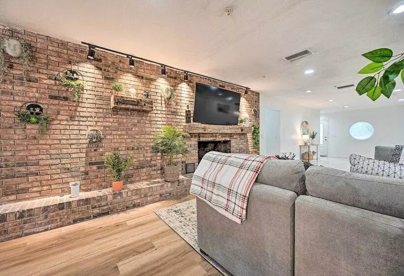 Luxe Brandon Oasis W/ Private Pool & Hot Tub!