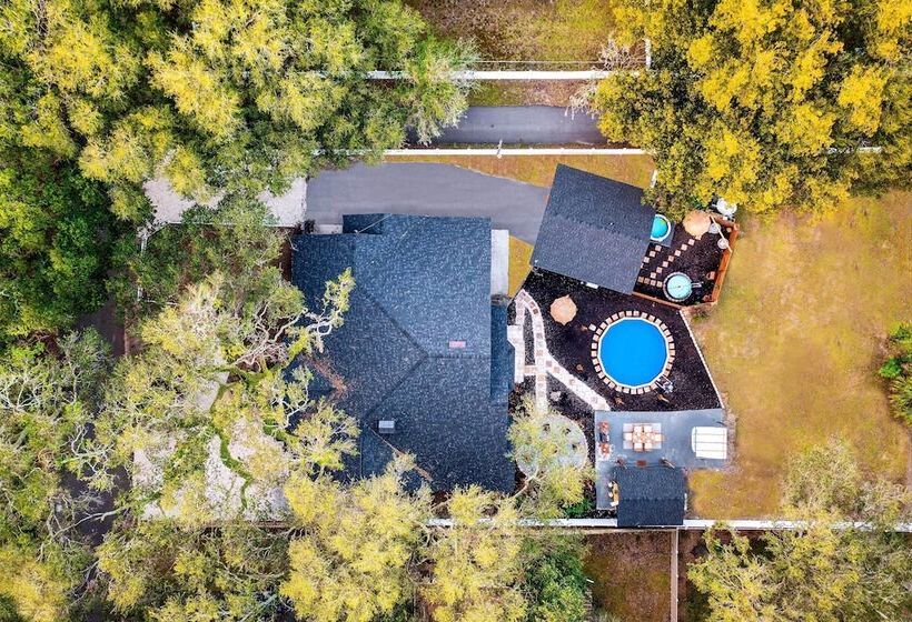 Luxe Brandon Oasis W/ Private Pool & Hot Tub!