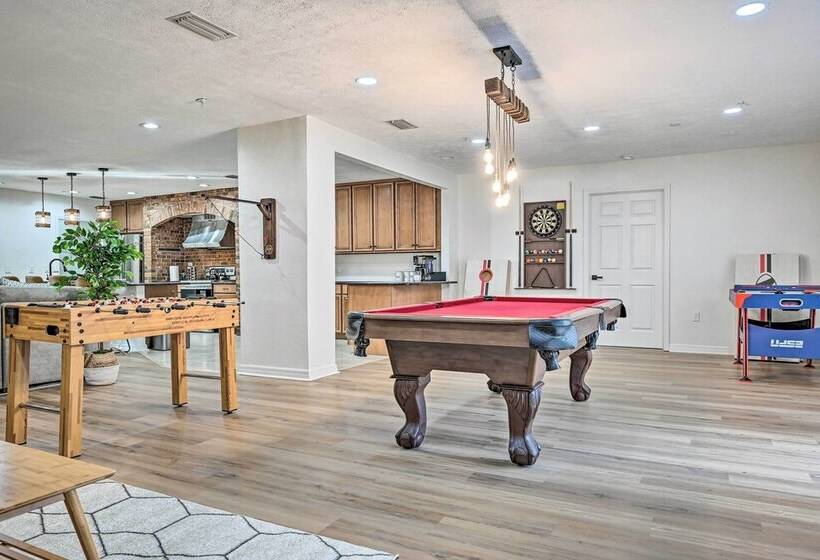 Luxe Brandon Oasis W/ Private Pool & Hot Tub!