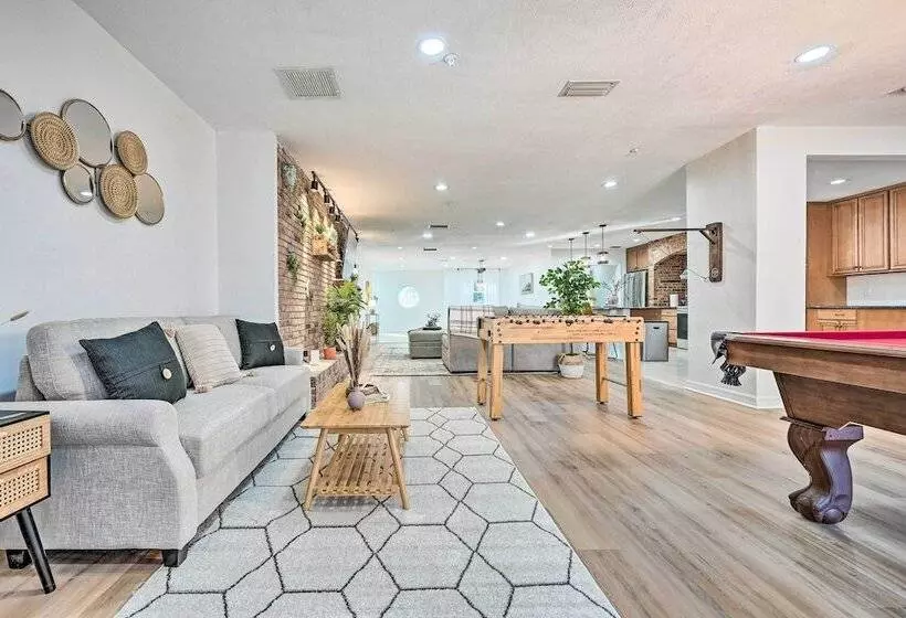 Luxe Brandon Oasis W/ Private Pool & Hot Tub!