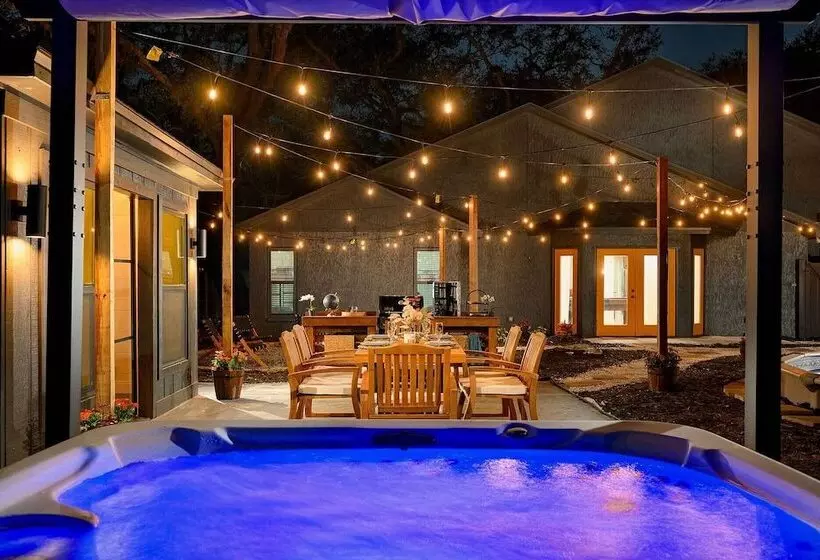 Luxe Brandon Oasis W/ Private Pool & Hot Tub!