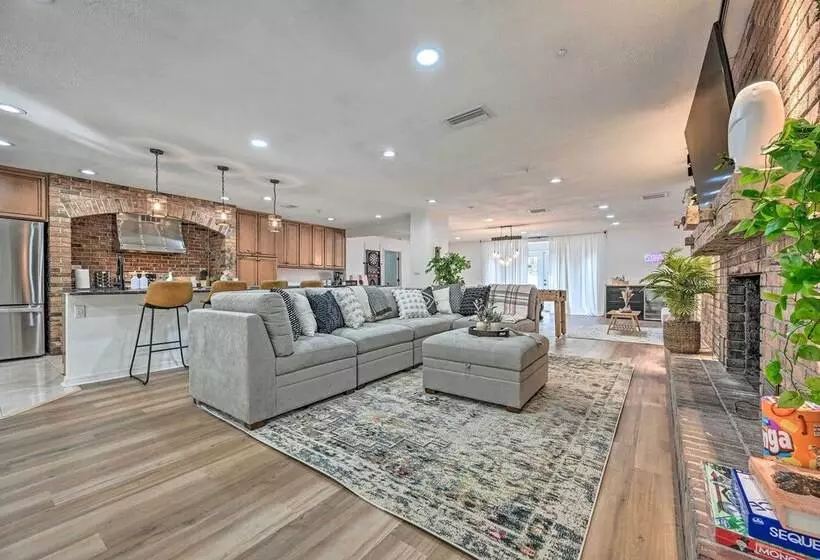 Luxe Brandon Oasis W/ Private Pool & Hot Tub!