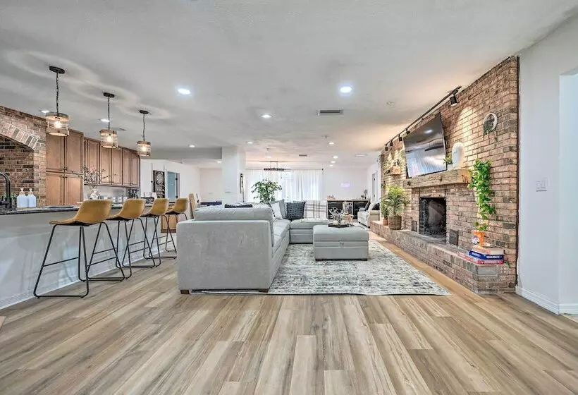 Luxe Brandon Oasis W/ Private Pool & Hot Tub!