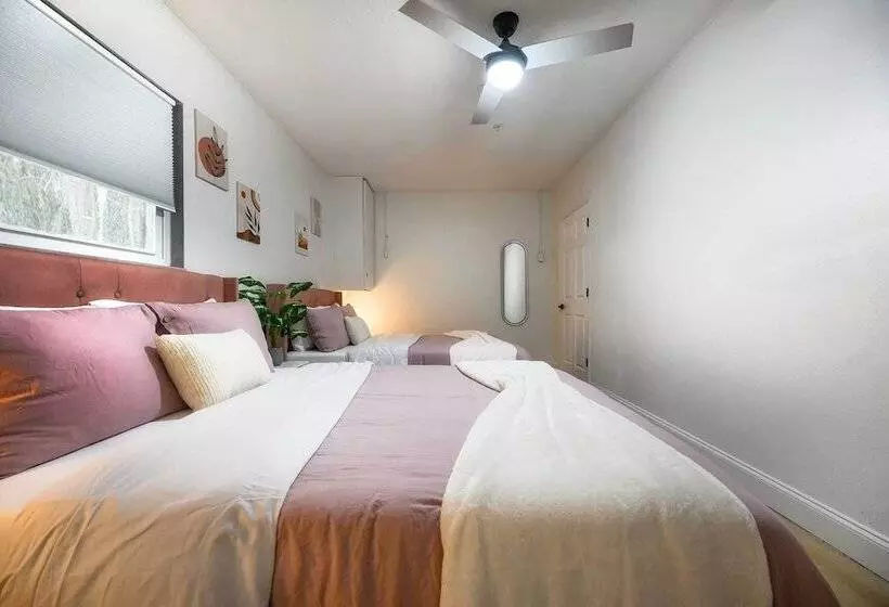 Luxe Brandon Oasis W/ Private Pool & Hot Tub!