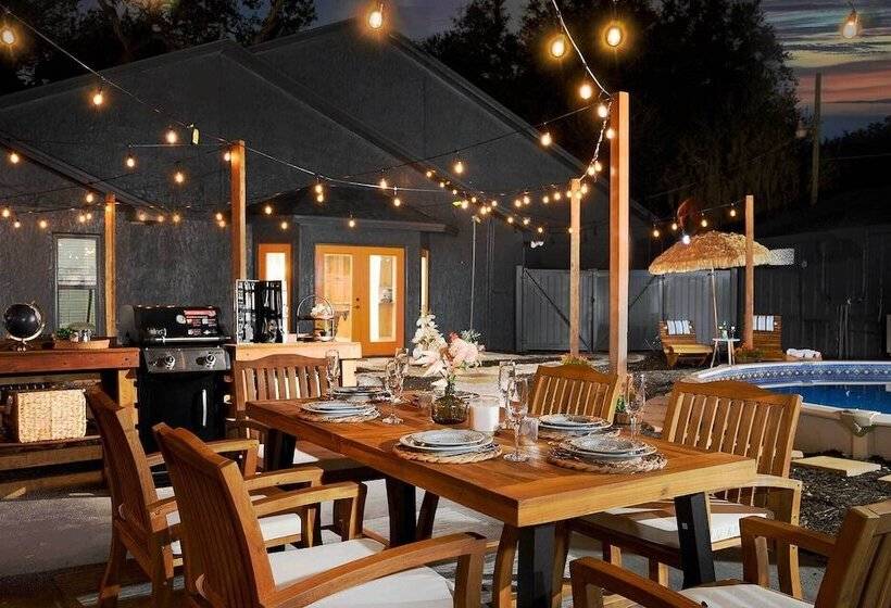 Luxe Brandon Oasis W/ Private Pool & Hot Tub!