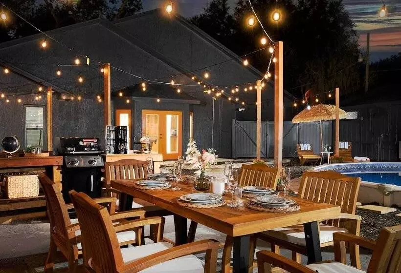 Luxe Brandon Oasis W/ Private Pool & Hot Tub!