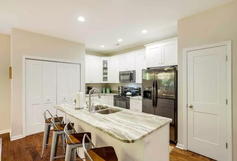 Luxe Mountain Home Near Ridgecrest & Asheville!