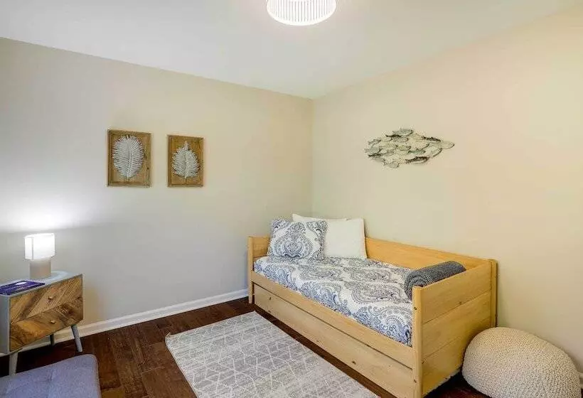 Luxe Mountain Home Near Ridgecrest & Asheville!