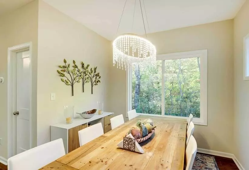 Luxe Mountain Home Near Ridgecrest & Asheville!