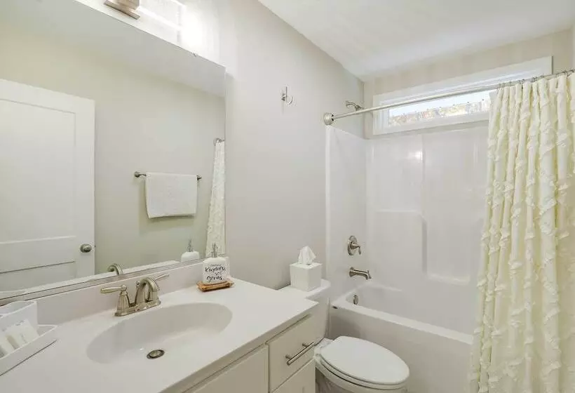 Luxe Mountain Home Near Ridgecrest & Asheville!