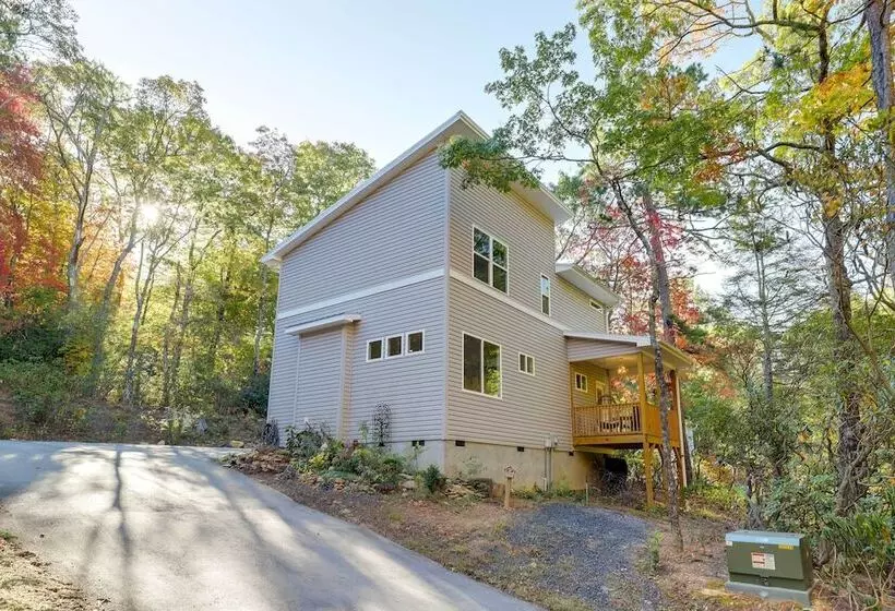 Luxe Mountain Home Near Ridgecrest & Asheville!