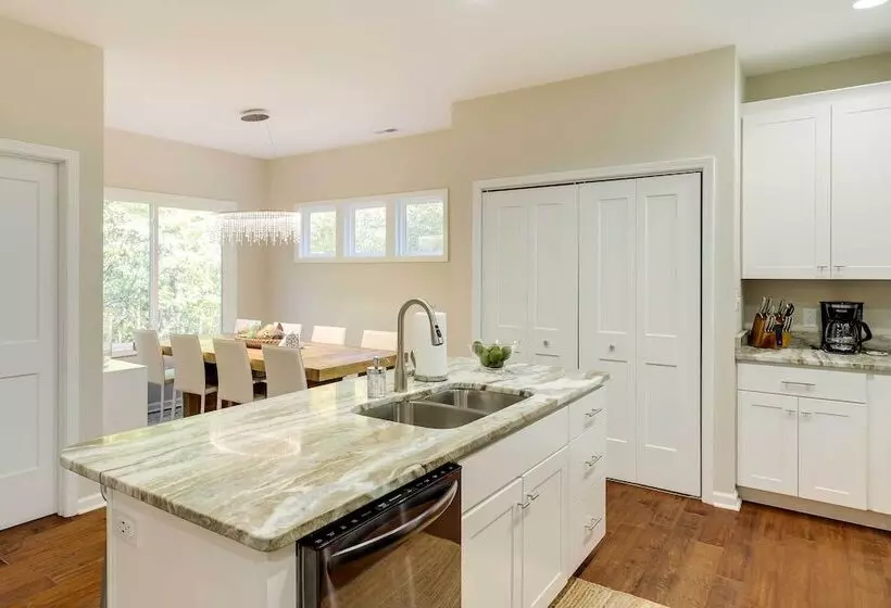 Luxe Mountain Home Near Ridgecrest & Asheville!