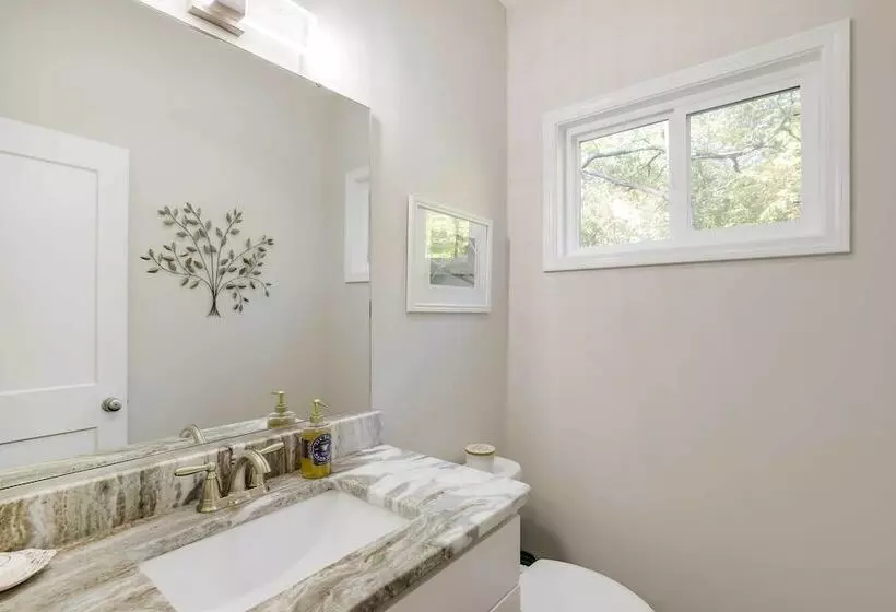 Luxe Mountain Home Near Ridgecrest & Asheville!