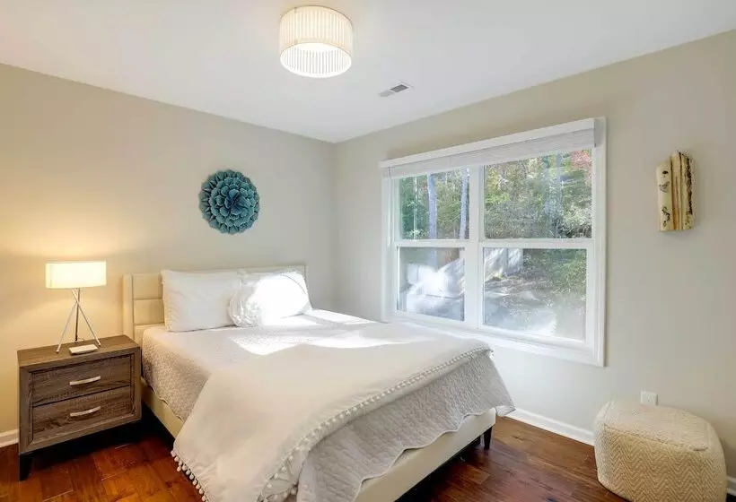 Luxe Mountain Home Near Ridgecrest & Asheville!