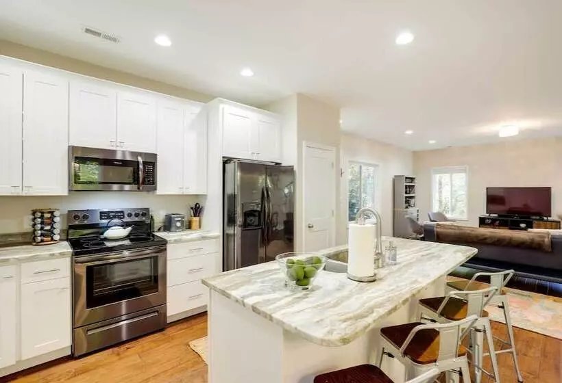 Luxe Mountain Home Near Ridgecrest & Asheville!