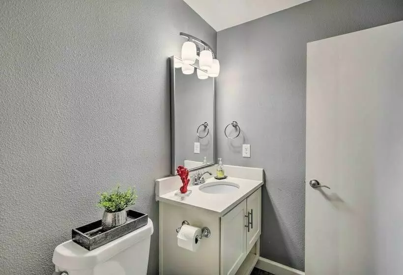 North Texas Home W/ Yard Near Frisco Star!