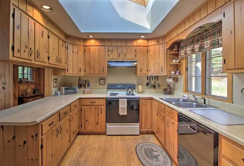 Lakefront Escape W/ Deck & Kayaks In Lovell!