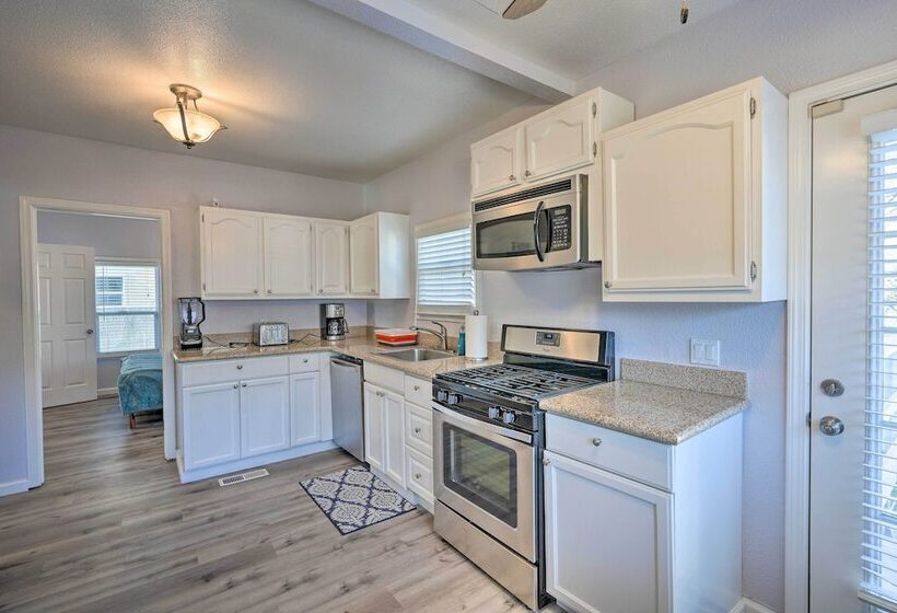 Pet Friendly Sacramento Home ~ 5 To Downtown!