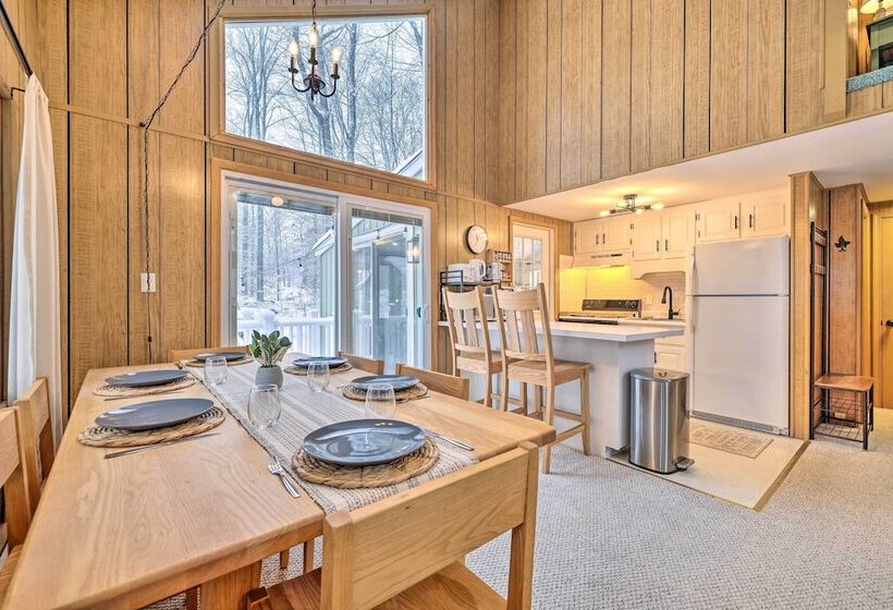 1 Block To Lake: Poconos Getaway W/ Fire Pit!