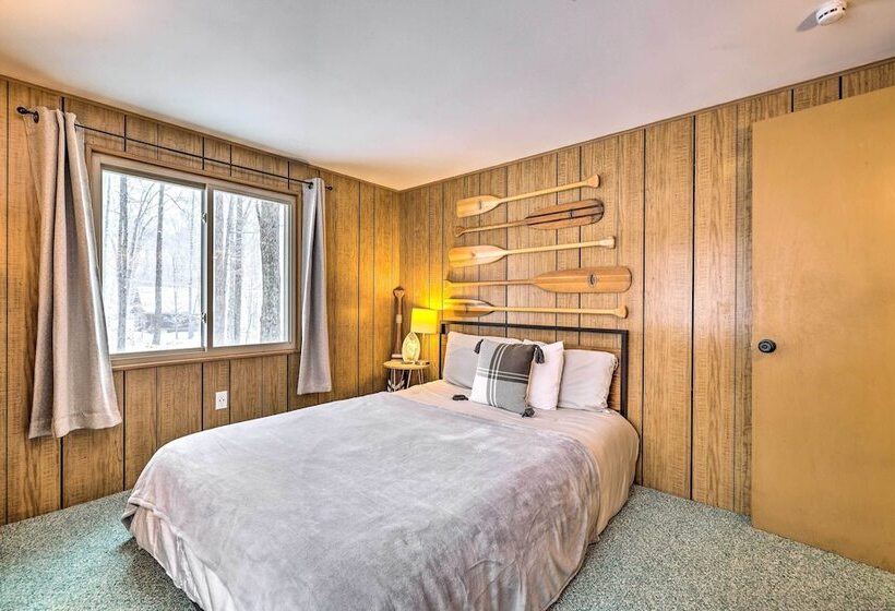 1 Block To Lake: Poconos Getaway W/ Fire Pit!