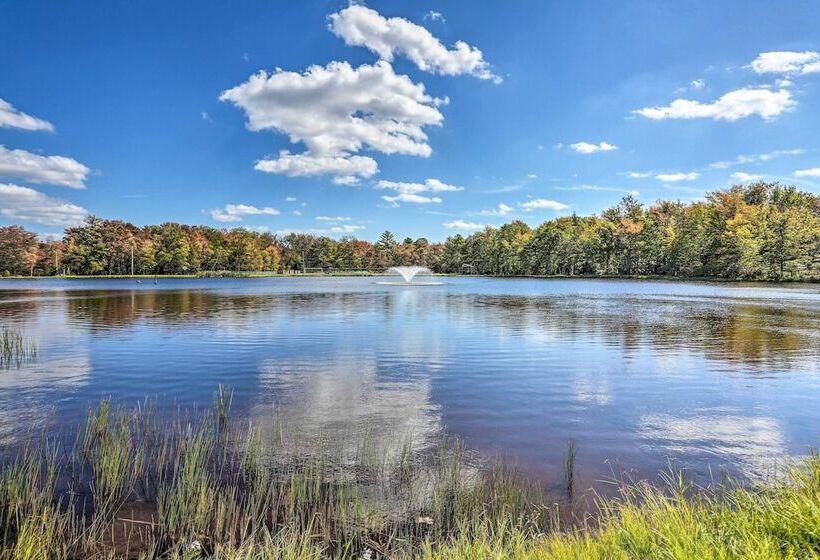 1 Block To Lake: Poconos Getaway W/ Fire Pit!