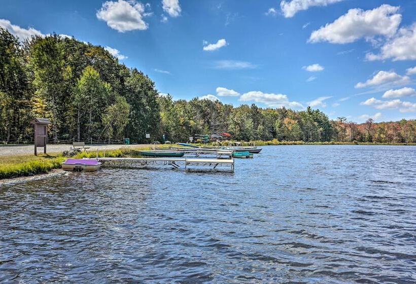 1 Block To Lake: Poconos Getaway W/ Fire Pit!