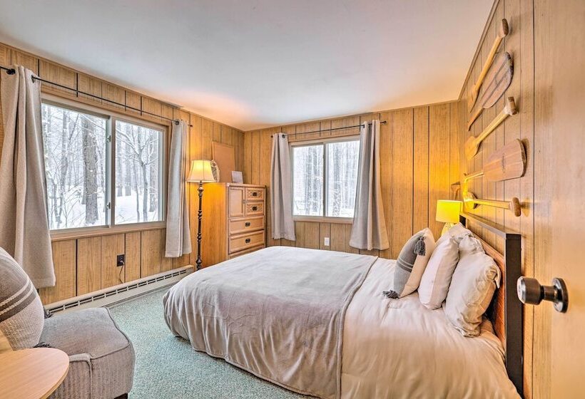 1 Block To Lake: Poconos Getaway W/ Fire Pit!