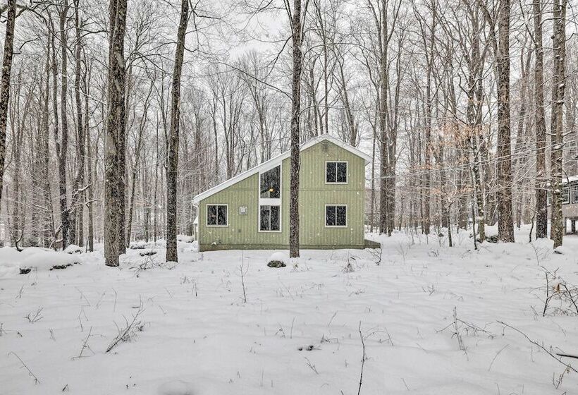 1 Block To Lake: Poconos Getaway W/ Fire Pit!