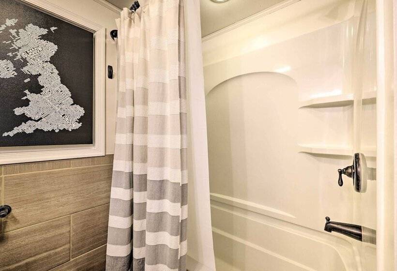 1 Block To Lake: Poconos Getaway W/ Fire Pit!