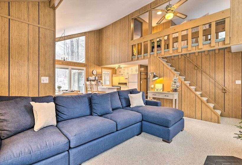 1 Block To Lake: Poconos Getaway W/ Fire Pit!