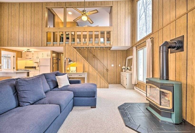1 Block To Lake: Poconos Getaway W/ Fire Pit!