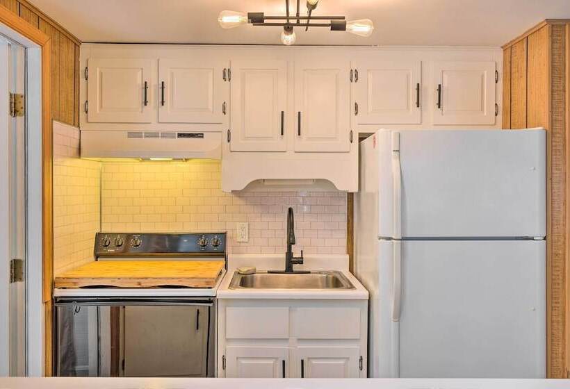 1 Block To Lake: Poconos Getaway W/ Fire Pit!