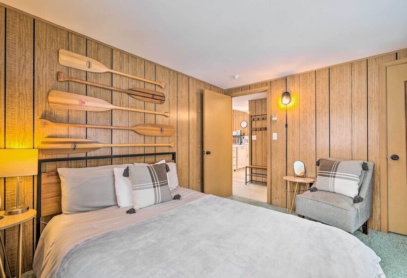 1 Block To Lake: Poconos Getaway W/ Fire Pit!