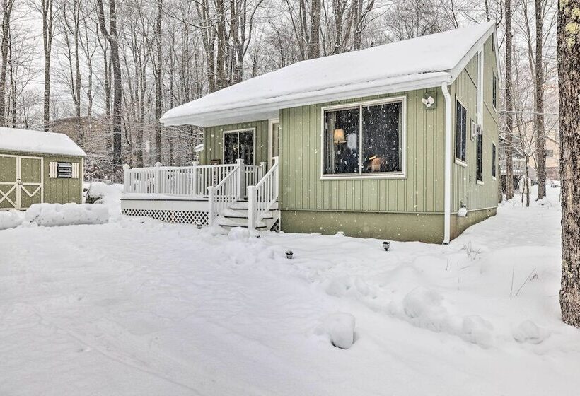 1 Block To Lake: Poconos Getaway W/ Fire Pit!