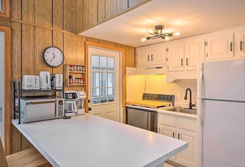 1 Block To Lake: Poconos Getaway W/ Fire Pit!