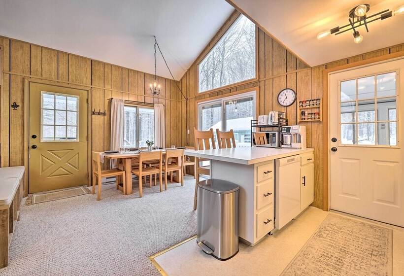 1 Block To Lake: Poconos Getaway W/ Fire Pit!