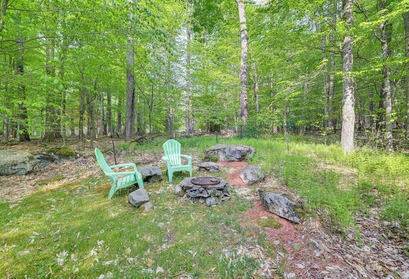 1 Block To Lake: Poconos Getaway W/ Fire Pit!
