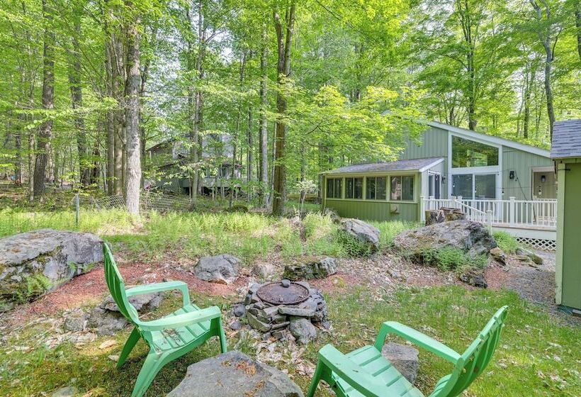 1 Block To Lake: Poconos Getaway W/ Fire Pit!