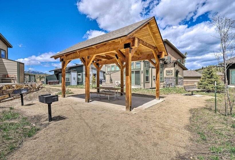 Rendezvous Buckhorn Cabin  By Hiking Trails