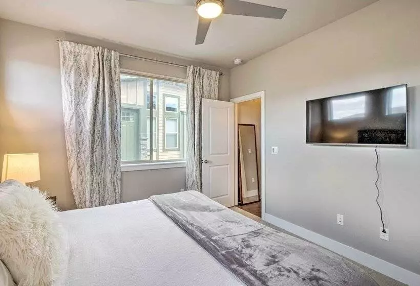 Rendezvous Buckhorn Cabin  By Hiking Trails