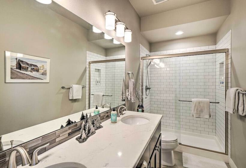 Rendezvous Buckhorn Cabin  By Hiking Trails