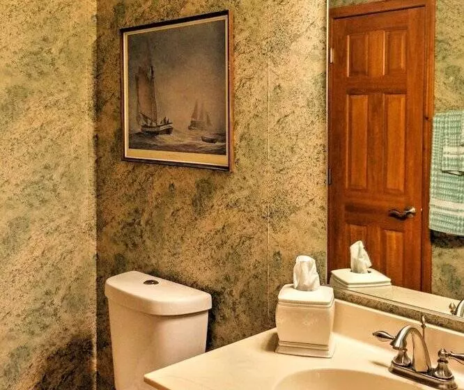 Roomy House On 2 Acres   2 Mi To Egg Harbor Beach!