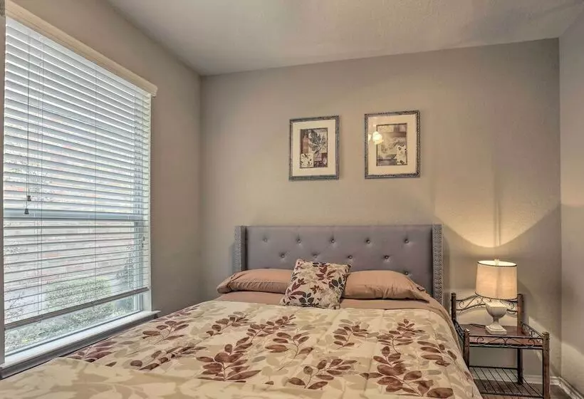 San Antonio Abode Near Golf, Shops + Dining!