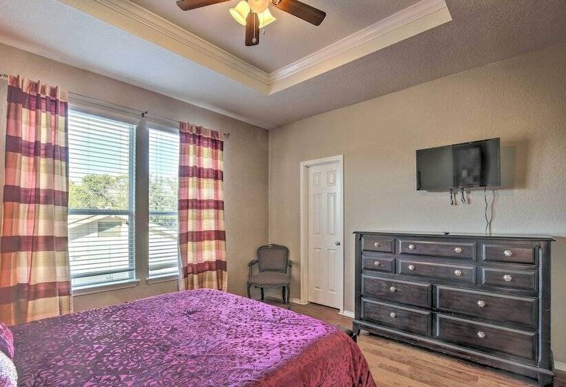 San Antonio Abode Near Golf, Shops + Dining!