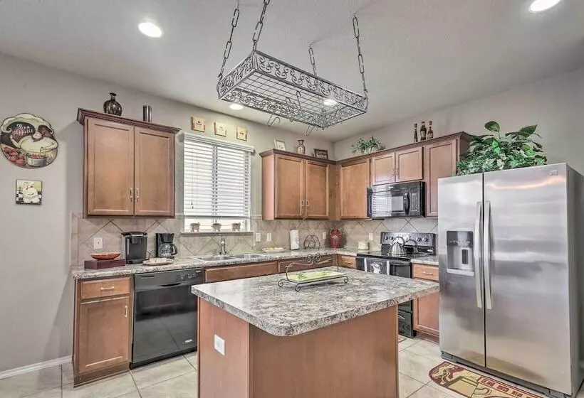 San Antonio Abode Near Golf, Shops + Dining!