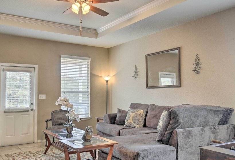 San Antonio Abode Near Golf, Shops + Dining!