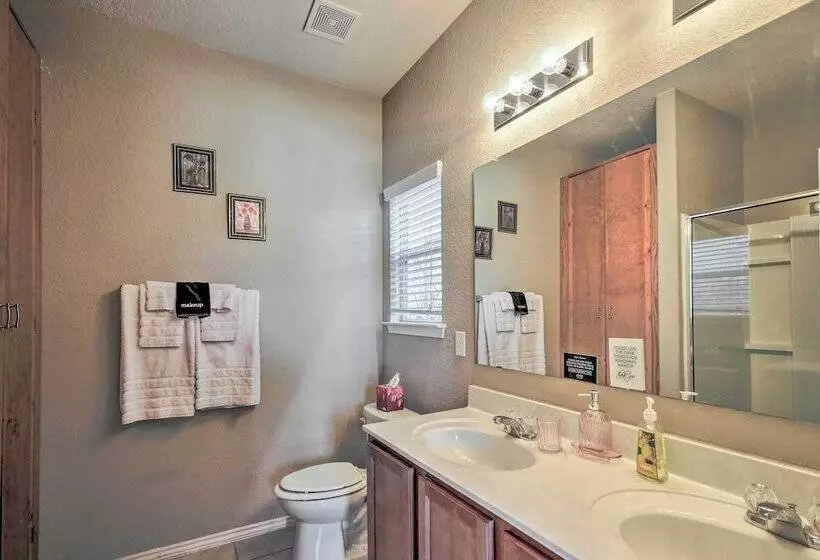 San Antonio Abode Near Golf, Shops + Dining!
