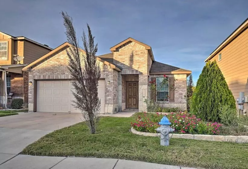 San Antonio Abode Near Golf, Shops + Dining!