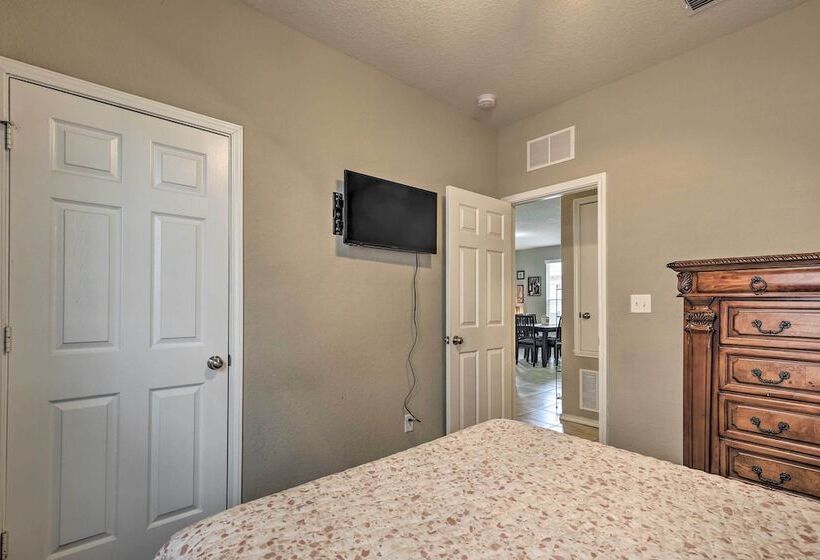 San Antonio Abode Near Golf, Shops + Dining!
